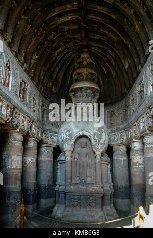 Ajanta, Indien. - 7. Januar 2012: Schnitzereien Spalten in buddhistischen Cave 19, Ajanta, Maharashta, Indien dekorieren Stockfoto