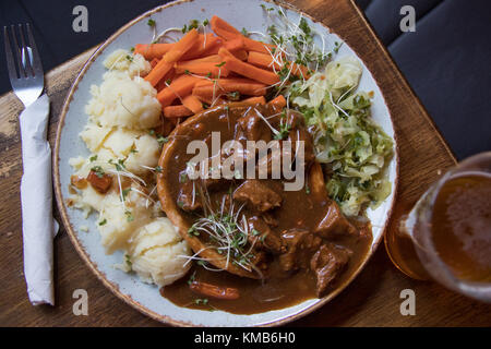 Rindfleisch und Guiness Pie am langen Stein Irish Pub in Dublin, Irland Stockfoto