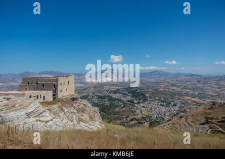 Panoramablick auf die Landschaft mit Quartiere spagnolo im Vordergrund. Erice, Sizilien, Italien. Stockfoto