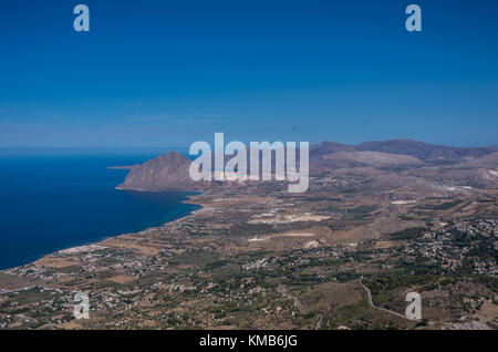 Blick auf Cofano Berg und der Tyrrhenischen Küste von Erice, Sizilien, Italien Stockfoto