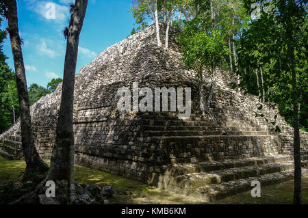 Anblick der Maya Pyramide in Ruinen in der archäologischen Balamku Gehäuse, die in der Reservierung der Biosphäre von Calakmul, Campeche, Mexiko Stockfoto