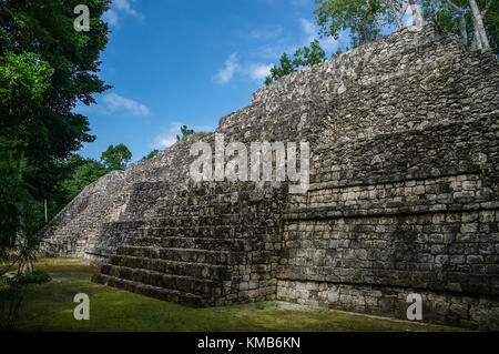Anblick der Maya Pyramide in Ruinen in der archäologischen Balamku Gehäuse, die in der Reservierung der Biosphäre von Calakmul, Campeche, Mexiko Stockfoto