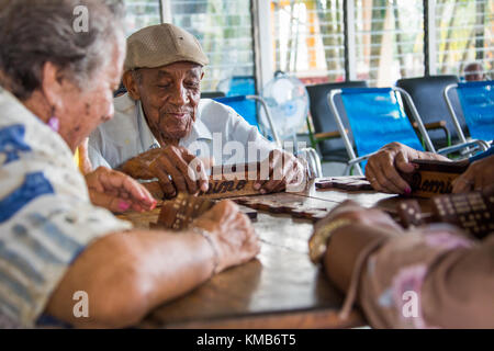 Spielen Dominos in einem Senioren oder Pflegeheim in Cienfuego, Kuba Stockfoto