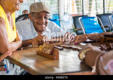 Spielen Dominos in einem Senioren oder Pflegeheim in Cienfuego, Kuba Stockfoto