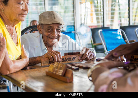 Spielen Dominos in einem Senioren oder Pflegeheim in Cienfuego, Kuba Stockfoto