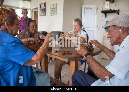 Spielen Dominos in einem Senioren oder Pflegeheim in Cienfuego, Kuba Stockfoto