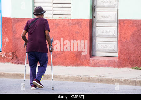 Eldelry kubanischen Mann mit medizinischer Hilfe Walking Stöcke, Cienfuegos, Kuba Stockfoto