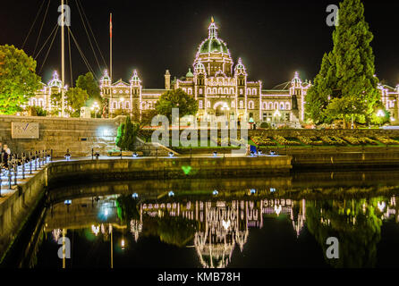 Beleuchtete Parliamnent House, Victoria, Kanada. Beleuchtungen werden im Hafen Wasser wider Stockfoto