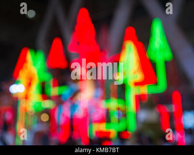 Blur Bild der bunten led Weihnachtsbaum in der Nacht Stockfoto