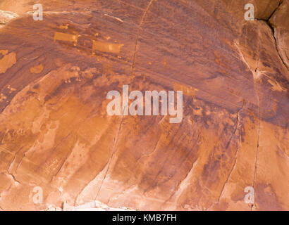 Panoramablick auf die Prozession, ein anasazi Petroglyph site im Kamm Kamm des San Juan County gefunden, in der Nähe von Bluff, Utah, USA. Stockfoto