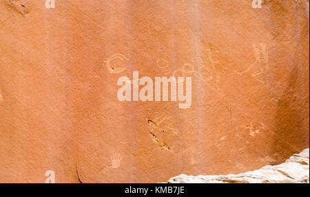 Panoramablick auf die Prozession, ein anasazi Petroglyph site im Kamm Kamm des San Juan County gefunden, in der Nähe von Bluff, Utah, USA. Stockfoto