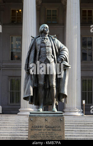 Statue von Albert Gallatin neben dem Treasury Gebäude in Washington DC, USA. Stockfoto