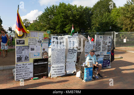 Eine Demonstrantin auf der Pennsylvania Avenue vor dem Weißen Haus, Washington DC, USA. Stockfoto