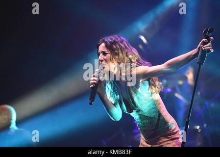 Neapel, Italien. 04 Dez, 2017. italienische Sängerin Paola turci führt auf der Bühne des Teatro Augusteo in Neapel mit seiner Tour "il secondo Cuore 2017'. Credit: Paola visone/Pacific Press/alamy leben Nachrichten Stockfoto