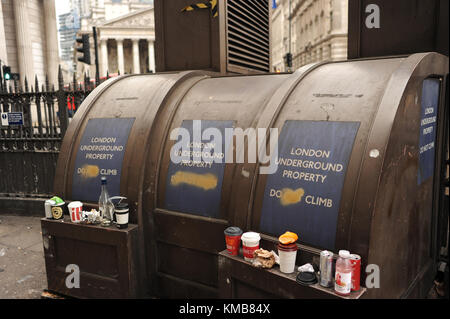 Wurf gedumpten außerhalb Bank U-Bahn Station in London, England Stockfoto