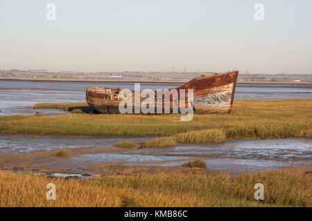 Eine weggeworfene Fluss Güterverkehr Schiff auf dem swale Mündung uk Stockfoto