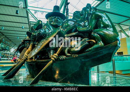 Cast Bronze Skulptur, der Geist der Haida Gwaii, der Jade Canoe, nach Künstler Bill Reid,, YVR Vancouver Airport, Richmond, British Columbia, Kanada Stockfoto