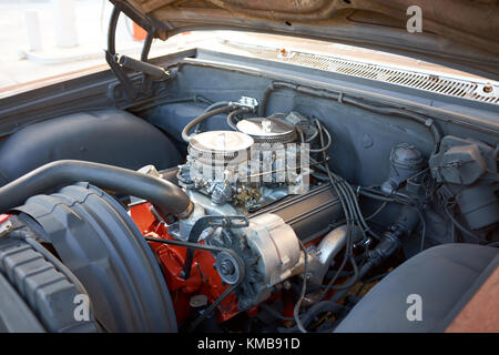 Nahaufnahme der Motor eines alten amerikanischen Auto mit offener Haube in einer Kfz-Werkstatt Stockfoto