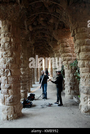 Gaukler und Musiker im Park Güell (Parc Güell), Barcelona, Spanien Stockfoto