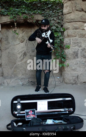 Gaukler und Musiker im Park Güell (Parc Güell), Barcelona, Spanien Stockfoto