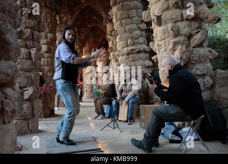 Gaukler und Musiker im Park Güell (Parc Güell), Barcelona, Spanien Stockfoto