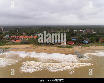 Luftaufnahme von einem Strand in Pantai cahaya Bulan, Kota Bharu, Kelantan, Malaysia Stockfoto