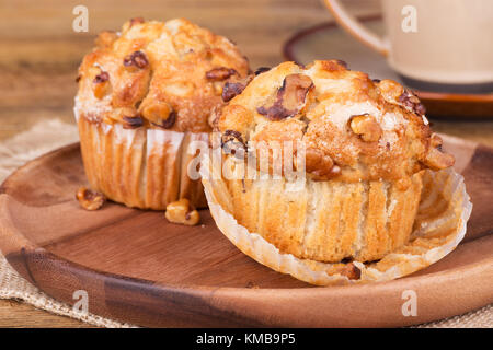 Nahaufnahme der frisch gebackene Banane nuss Muffins auf einer Holzplatte Stockfoto