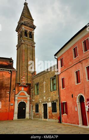 Gebäude mit schiefen Turm von St. Martins Kirche Burano, Venedig Stockfoto