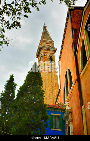 Gebäude mit schiefen Turm von St. Martins Kirche Burano, Venedig Stockfoto