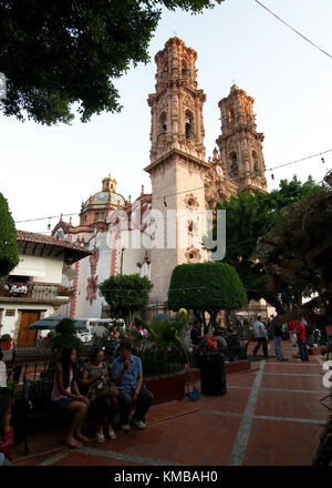 Taxco, Guerrero, Mexiko - 2017: Die Parroquia de Santa Prisca y San Sebastían ist eine katholische Barockkirche vor der Stadt Zocalo Stockfoto