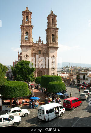 Taxco, Guerrero, Mexiko - 2017: Die Parroquia de Santa Prisca y San Sebastían ist eine katholische Barockkirche vor der Stadt Zocalo Stockfoto