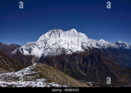 Mit Blick auf Birendra Tal und Kutang Himal an der tibetischen Grenze vom Manaslu Basecamp Trail, Nepal Stockfoto