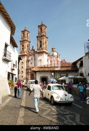 Taxco, Guerrero, Mexiko - 2017: Die Parroquia de Santa Prisca y San Sebastían ist eine katholische Barockkirche vor der Stadt Zocalo Stockfoto