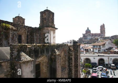 Taxco, Guerrero, Mexiko - 2017: Die Parroquia de Santa Prisca y San Sebastían ist eine katholische Barockkirche vor der Stadt Zocalo Stockfoto