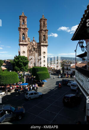 Taxco, Guerrero, Mexiko - 2017: Die Parroquia de Santa Prisca y San Sebastían ist eine katholische Barockkirche vor der Stadt Zocalo Stockfoto