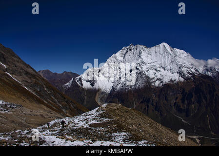 Mit Blick auf Birendra Tal und Kutang Himal an der tibetischen Grenze vom Manaslu Basecamp Trail, Nepal Stockfoto