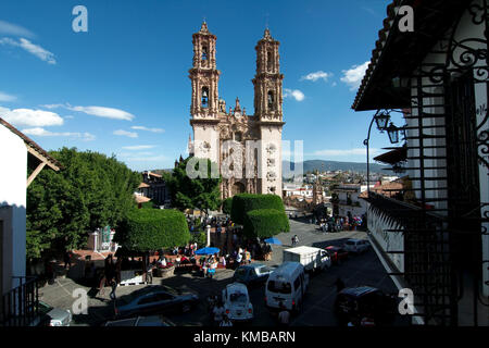 Taxco, Guerrero, Mexiko - 2017: Die Parroquia de Santa Prisca y San Sebastían ist eine katholische Barockkirche vor der Stadt Zocalo Stockfoto