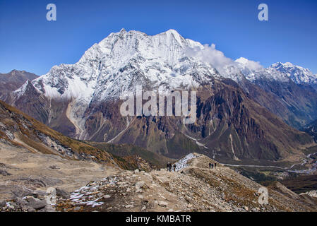 Mit Blick auf Birendra Tal und Kutang Himal an der tibetischen Grenze vom Manaslu Basecamp Trail, Nepal Stockfoto