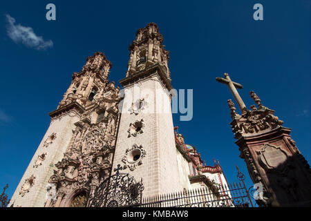 Taxco, Guerrero, Mexiko - 2017: Die Parroquia de Santa Prisca y San Sebastían ist eine katholische Barockkirche vor der Stadt Zocalo Stockfoto