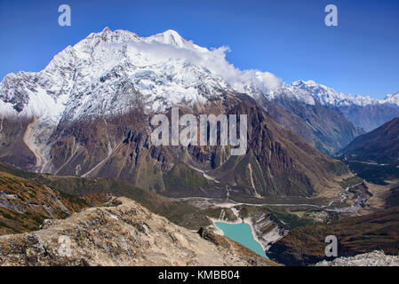 Mit Blick auf Birendra Tal und Kutang Himal an der tibetischen Grenze vom Manaslu Basecamp Trail, Nepal Stockfoto