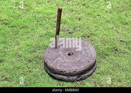 Alter Hand bedienen Mahlwerk aus Granit, traditionell in Goa, Indien Stockfoto