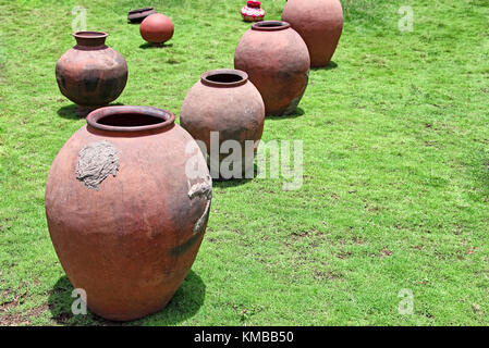 Große alte Art Clay storage Krüge, Töpfe und Kannen in ländlichen Goa, Indien Stockfoto