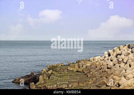 Wand aus riesigen konkrete Tetrapods und Bausteine Land vom Meer Erosion in Goa, Indien zu schützen. Stockfoto