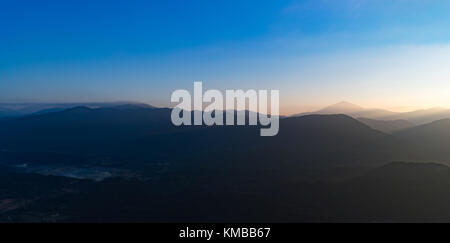 Luftaufnahme der Berge bei Sonnenaufgang. schöne Panorama Landschaft. vang vieng. Laos. Stockfoto