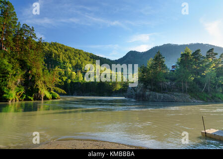 Hängebrücke über den Fluss Katun auf der Insel Patmos. Chemal, Republik Altai, Russland Stockfoto