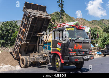 Ost Lombok, 20. September 2017: Mann entladen Sand von Dump Truck in sembalun Lombok. Stockfoto