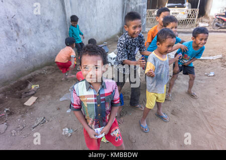 Ost Lombok, August 2017: Nicht identifizierte Kinder spielen im Hof. Stockfoto