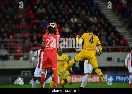 Athen, Griechenland. 05 Dez, 2017. Silvio proto (Nr. 24) Torhüter von Olympiakos Piräus, fangen den Ball vor der Prairie benatia (Nr. 4) von Juventus Turin. Credit: Dimitrios karvountzis/Pacific Press/alamy leben Nachrichten Stockfoto