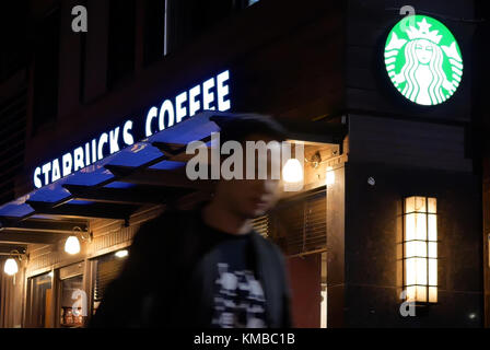 Taipei, Taiwan - 27. Oktober 2017: Bewegung des Kunden zu Fuß durch Starbucks Coffee Shop in der Nacht Stockfoto