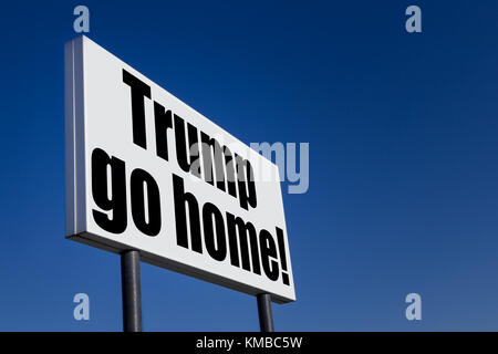 Big ad Panel, mit der Meldung "Trump geprägte go home!', gegen den blauen Himmel. Stockfoto